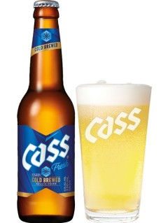 koreanisches Bier Cass 0,33 l Bierflasche mit vollem Bierglas
