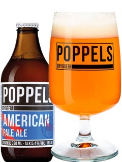 schwedisches Bier Poppels American Pale Ale in der 0,33 l Bierflasche mit vollem Bierglas